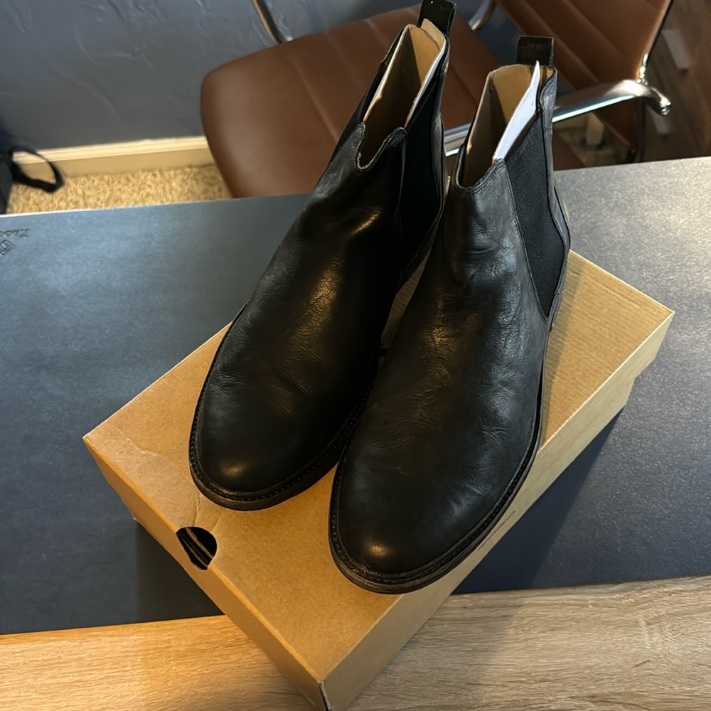 UGG LEIF Chukka size 11 in box!